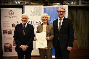 From left to right: Luís Aires-Barros, President of the Academy of Sciences of Lisbon; Dame Helen Wallace, prize laureate; Günter Stock, President of ALLEA